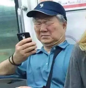 地铁看手机.jpg